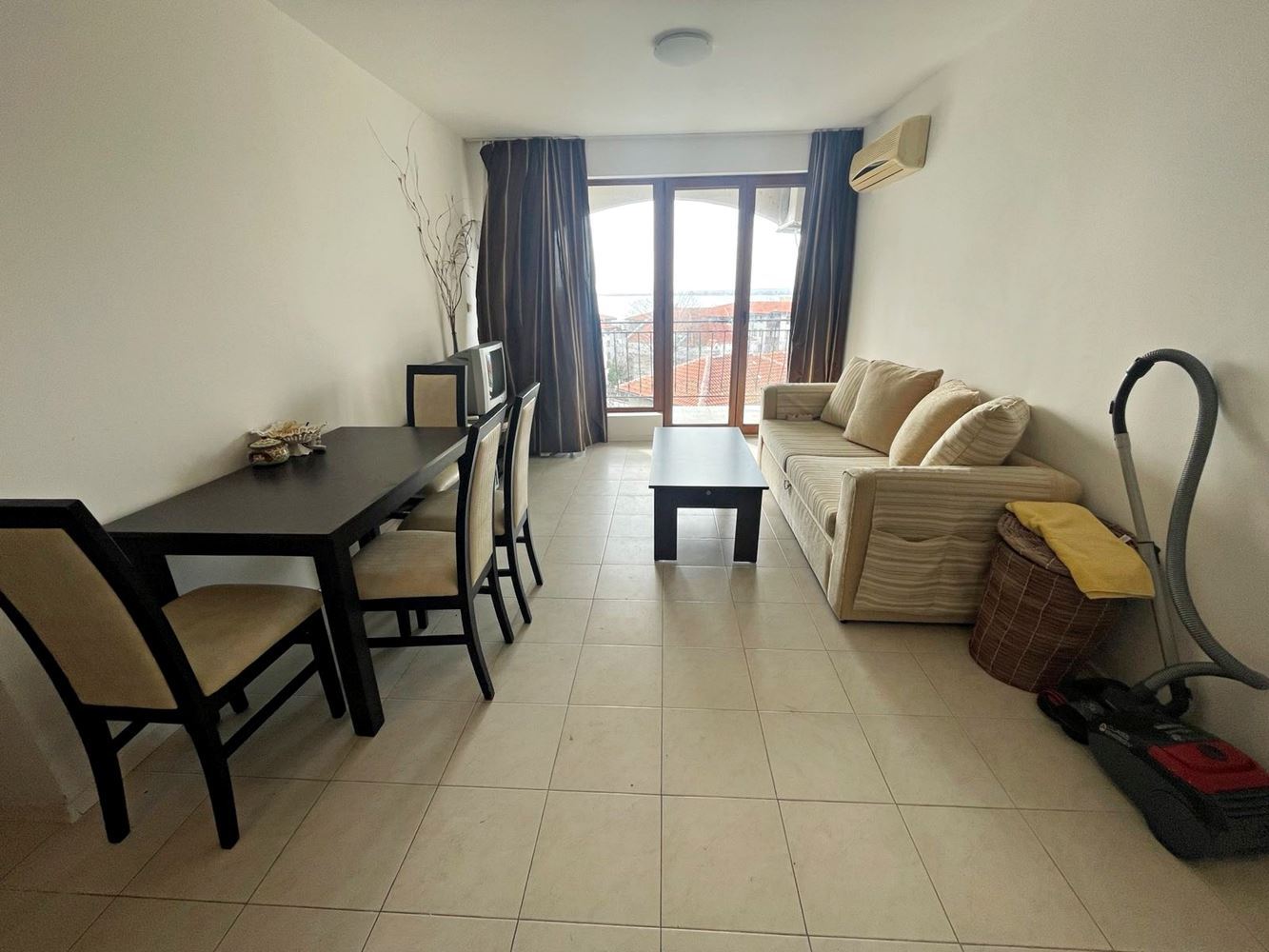 Apartament z jedną sypialnią z panoramicznym widokiem na morze w Świętym Własie – styl, komfort i doskonała inwestycja
