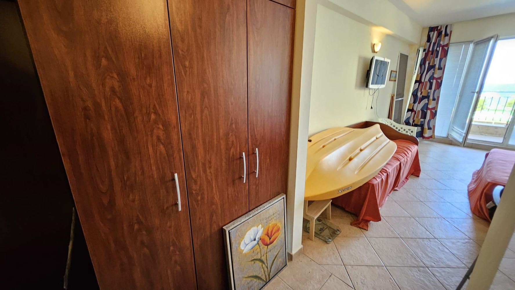 Studio z frontalnym widokiem na morze w pierwszej linii brzegowej w Pomorie – idealna nieruchomość nad morzem