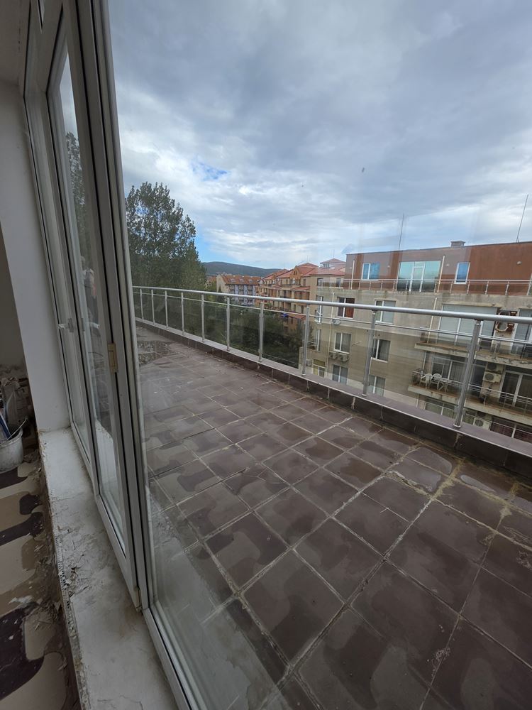 Mieszkanie z dwiema sypialniami i ogromnym tarasem 500 m od plaży w Słonecznym Brzegu – 148 m² i doskonały potencjał