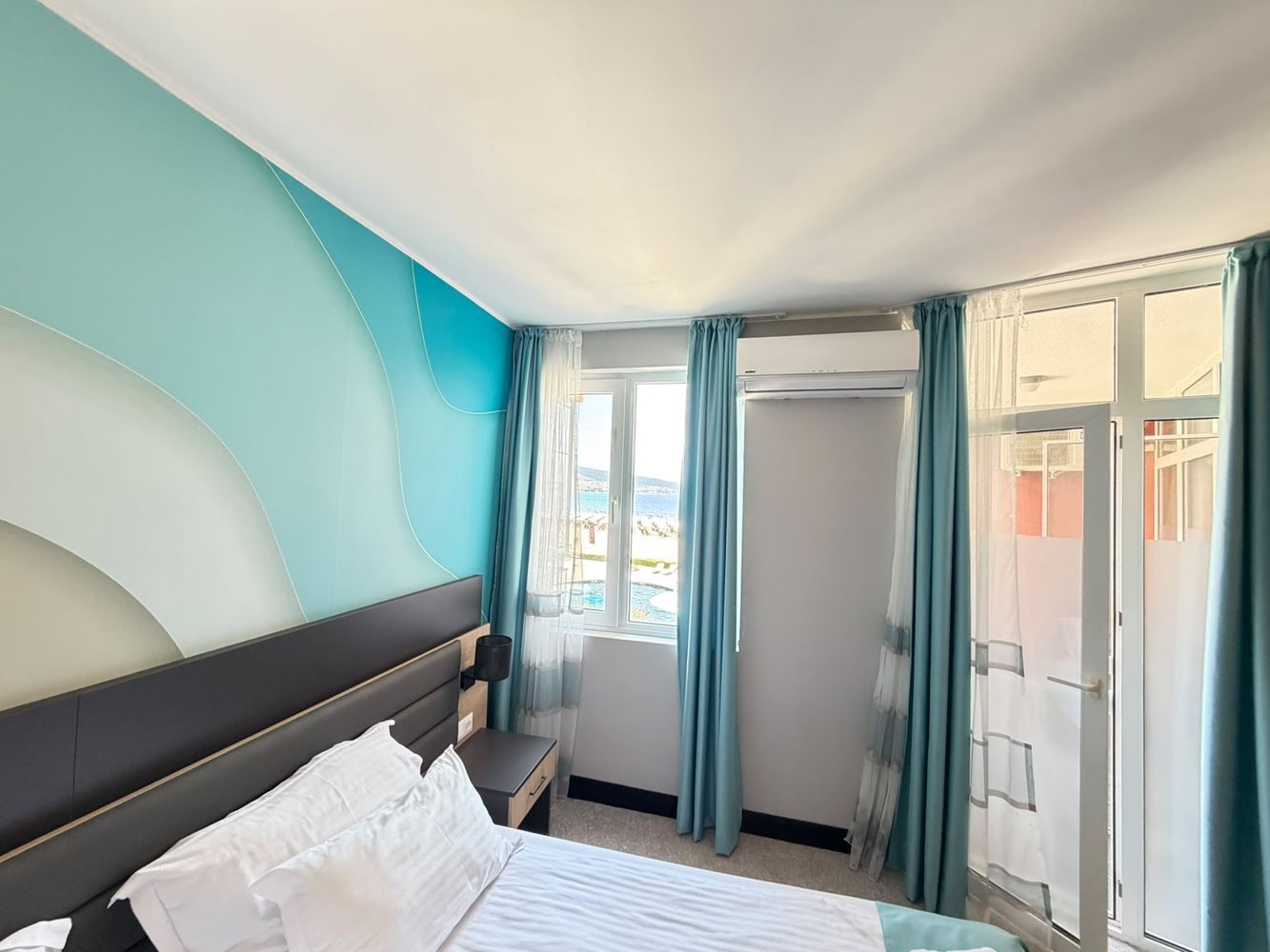 Luksusowy apartament w pierwszej linii morza w Słonecznym Brzegu z frontalnym widokiem na morze