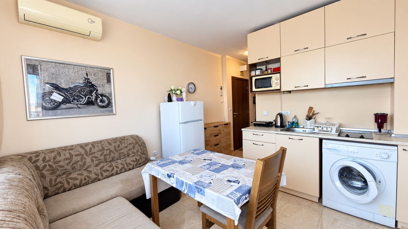 Przytulny, niewielki apartament z jedną sypialnią w kompleksie z basenem i całodobową ochroną