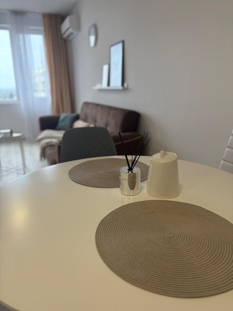 Przestronne i nowoczesne mieszkanie z jedną sypialnią z pełnym wyposażeniem w Pomorie