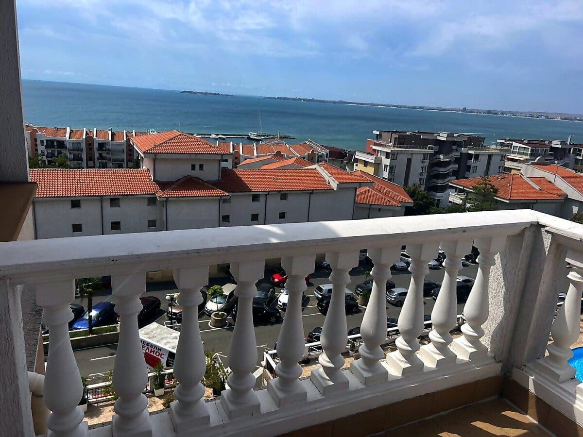 Przestronne mieszkanie czteropokojowe z wyjątkowym panoramicznym widokiem na całą zatokę w Sveti Vlas
