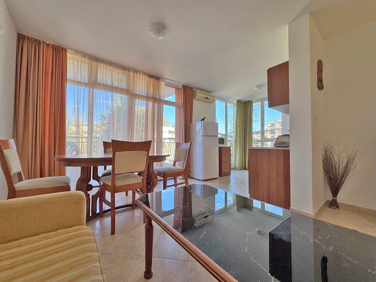 Umeblowany apartament z widokiem na basen w spokojnej, zielonej okolicy Słonecznego Brzegu