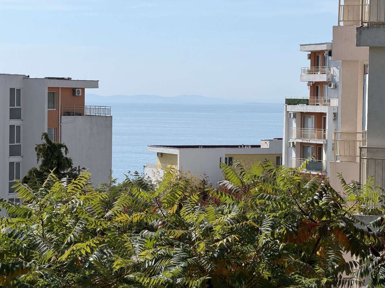 Apartament z jedną sypialnią, przestronnym tarasem i widokiem na morze w Sveti Vlas – 300 metrów od plaży