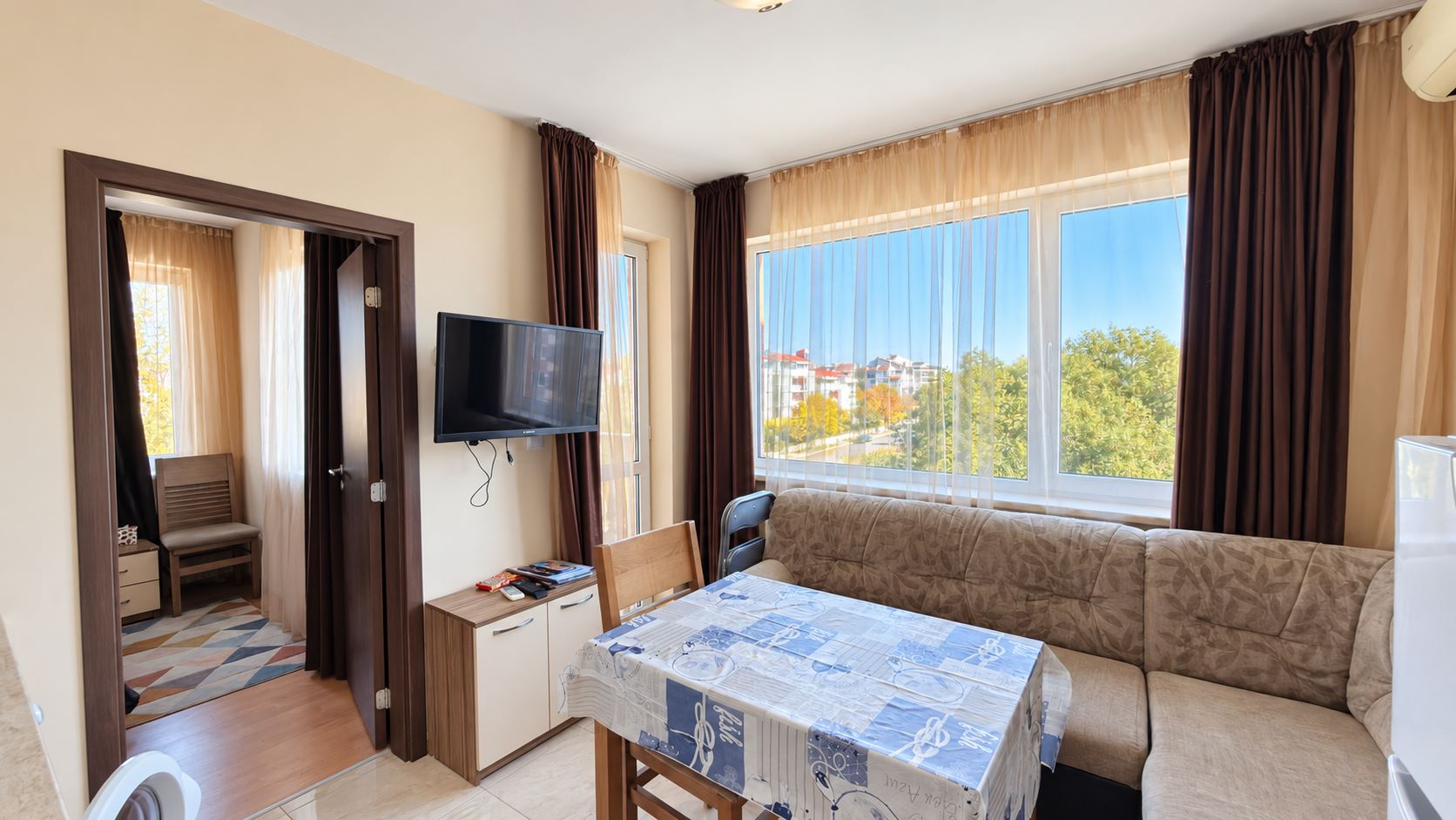 Przytulny, niewielki apartament z jedną sypialnią w kompleksie z basenem i całodobową ochroną