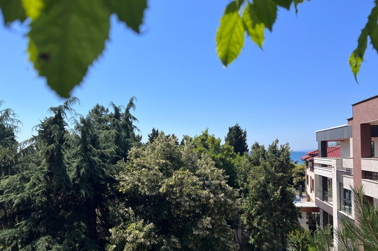 Przestronny apartament z trzema sypialniami i panoramicznym widokiem na morze, tylko 50 metrów od plaży – niska opłata za utrzymanie!