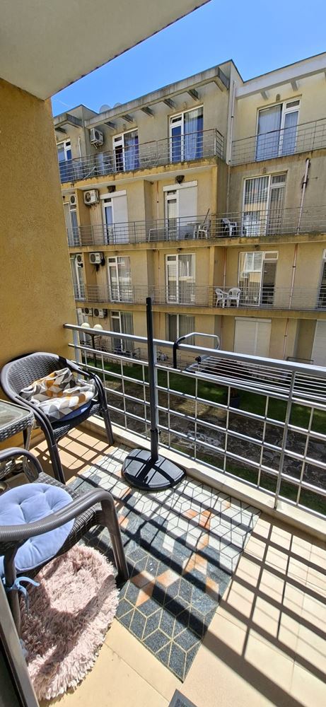 Przestronne i jasne mieszkanie z jedną sypialnią w zadbanym kompleksie blisko Słonecznego Brzegu