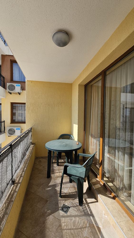 Przestronny apartament z dwiema sypialniami na pierwszej linii brzegowej z prywatną plażą w Sweti Własie