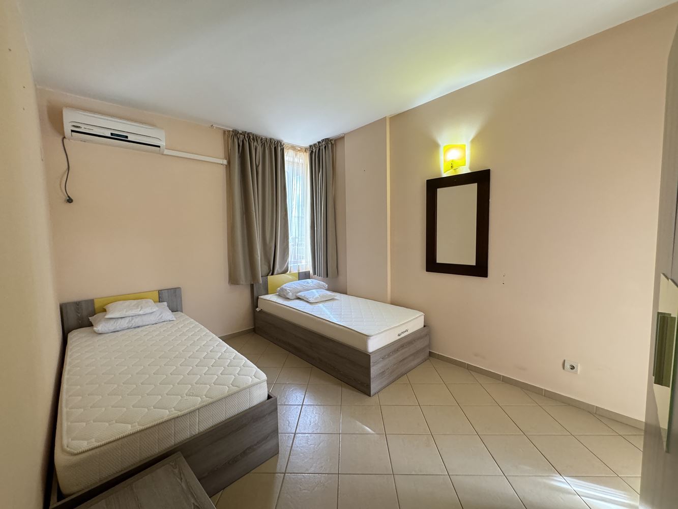 Przestronny apartament z dwiema sypialniami w pierwszej linii brzegowej w Sweti Własie – widok na morze i baseny