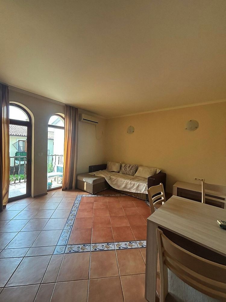 Jasny apartament z jedną sypialnią, dużym tarasem i widokiem na zieleń w Elenite