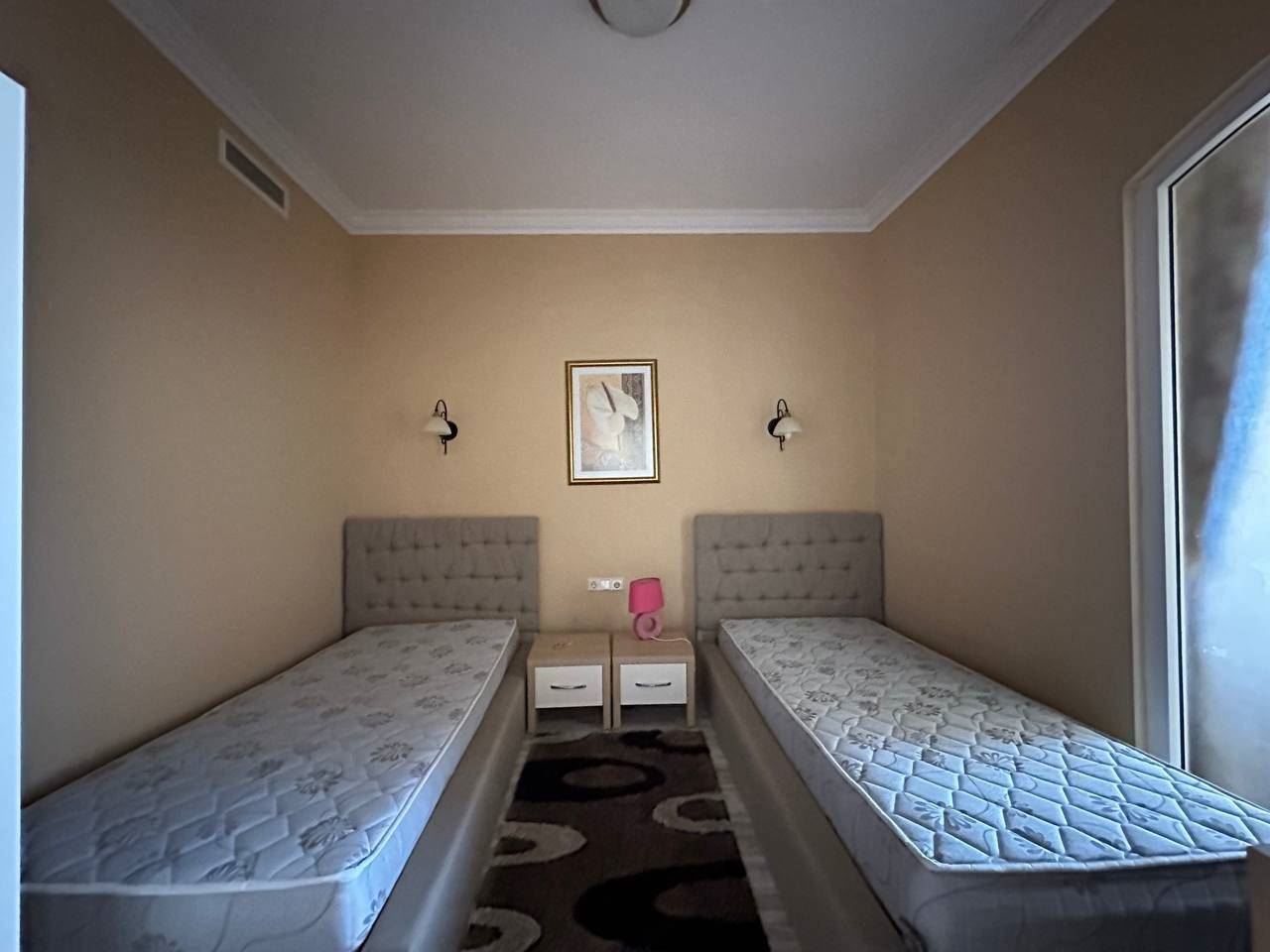 Przestronny apartament z widokiem na morze w pierwszej linii brzegowej w Pomorie – nieruchomość wakacyjna z atmosferą luksusowego kurortu