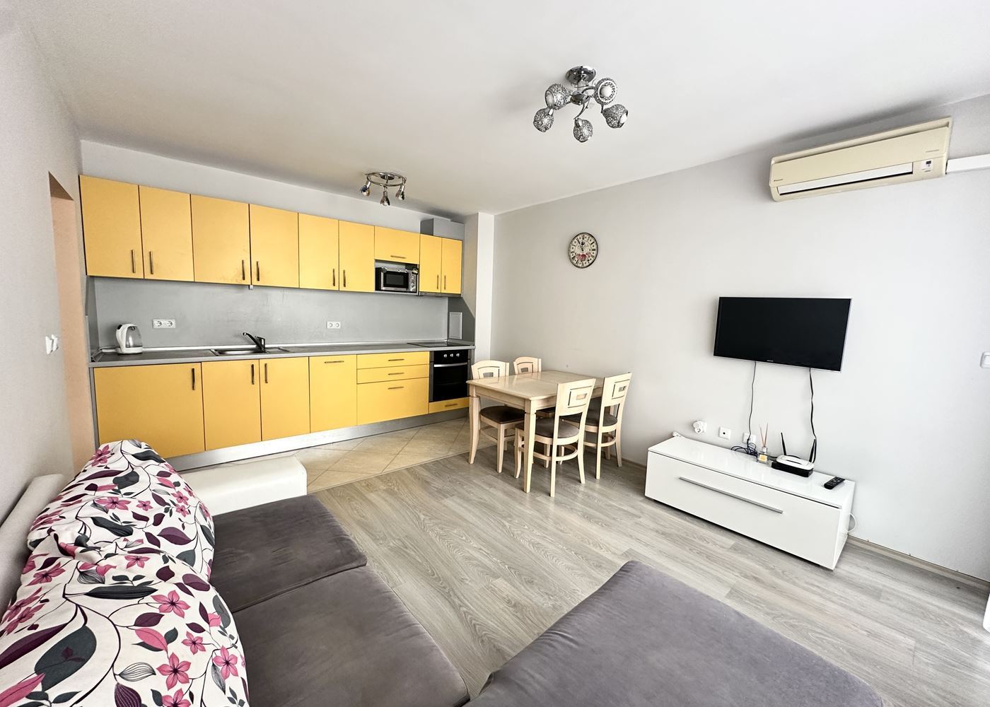 Mieszkanie z jedną sypialnią 100 m od plaży w Pomorie – komfort, wygoda i widok na morze