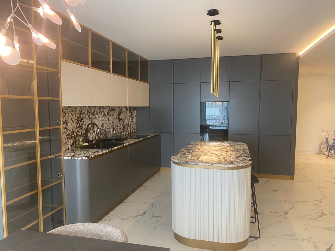 Elegancki i przestronny apartament trzypokojowy na pierwszej linii brzegowej w Nesebyrze – panoramiczny widok na morze i komfort premium