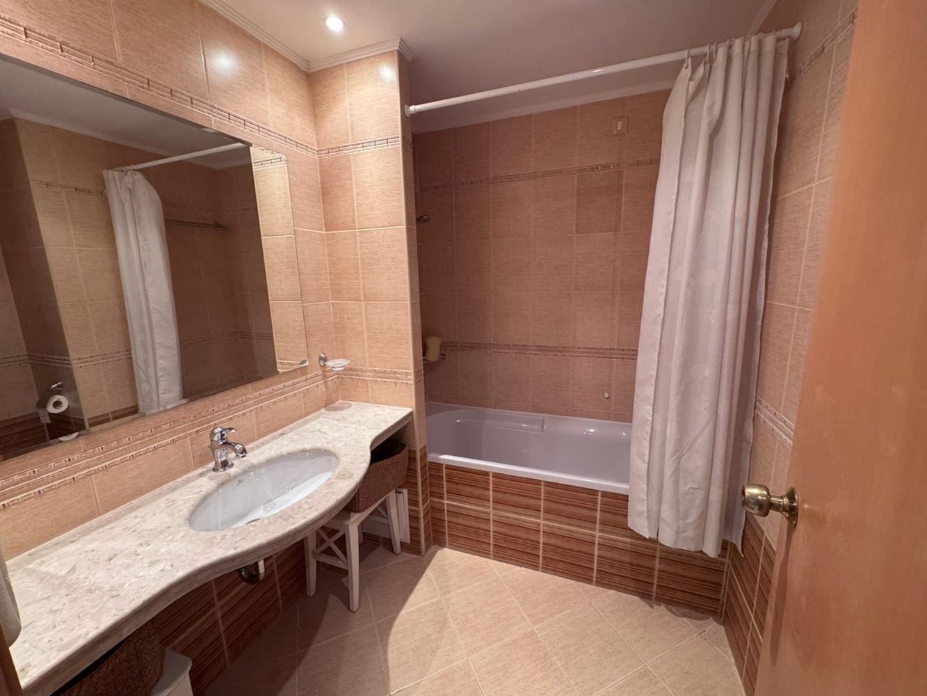  Luksusowe mieszkanie z jedną sypialnią w prestiżowym kompleksie pierwszej linii – komfort, styl i nieskończone udogodnienia