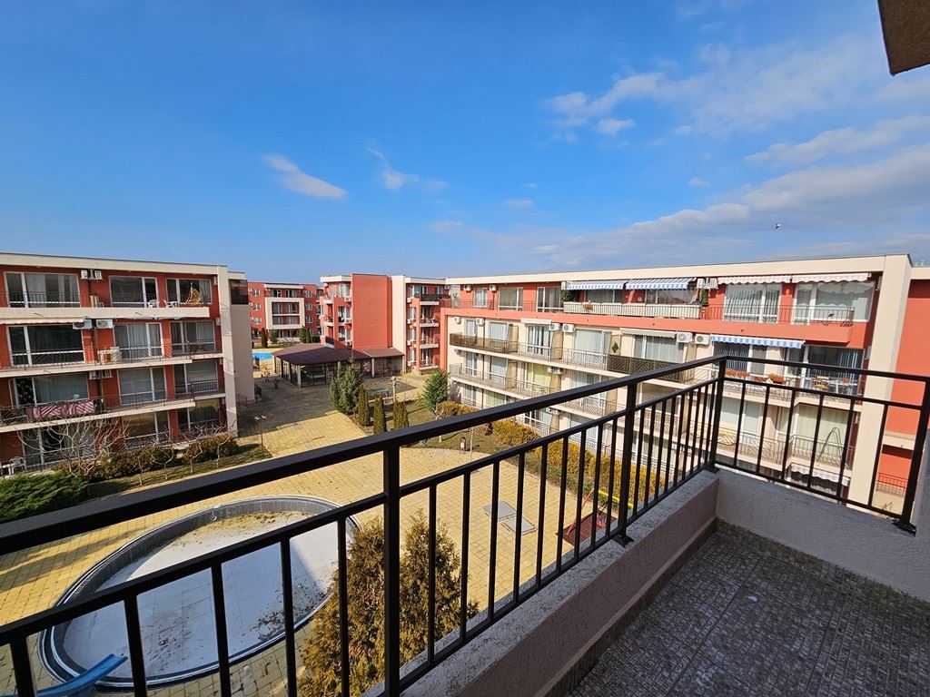 W pełni umeblowane mieszkanie z jedną sypialnią na najwyższym piętrze w Sunny Beach – widok na basen i luksusowa atmosfera