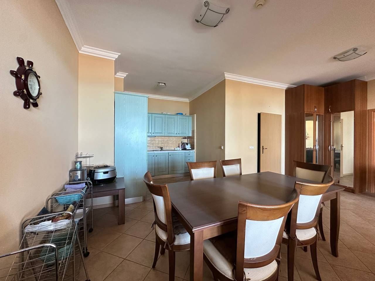 Przestronny apartament z widokiem na morze w pierwszej linii brzegowej w Pomorie – nieruchomość wakacyjna z atmosferą luksusowego kurortu