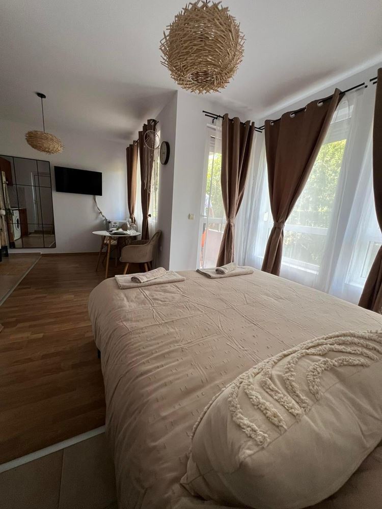 Przytulne studio w Rawdzie z niską opłatą za utrzymanie – budynek mieszkalny z basenem