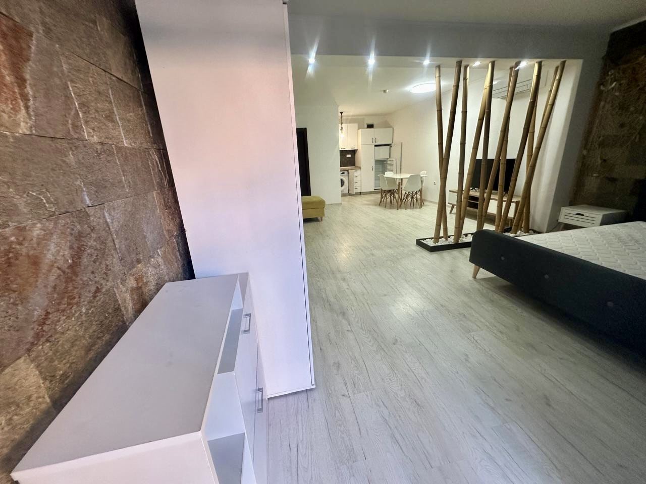 Przestronne studio na parterze z tarasem i możliwością przerobienia na mieszkanie z jedną sypialnią – tylko 300 m od morza