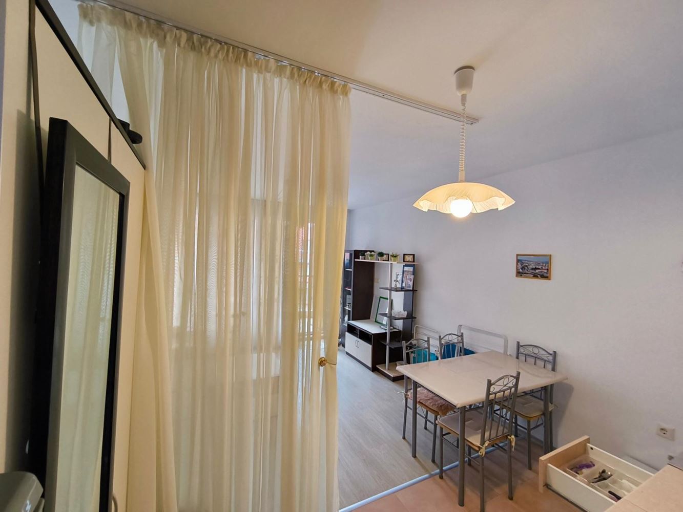Przestronne i jasne studio w Pomorie – centralna lokalizacja, niskie koszty i doskonała inwestycja