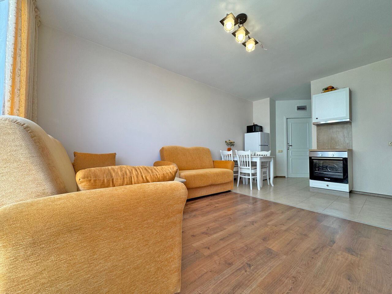 Apartament z jedną sypialnią i widokiem na basen – przytulność, zieleń i komfort na terenie zamkniętego kompleksu