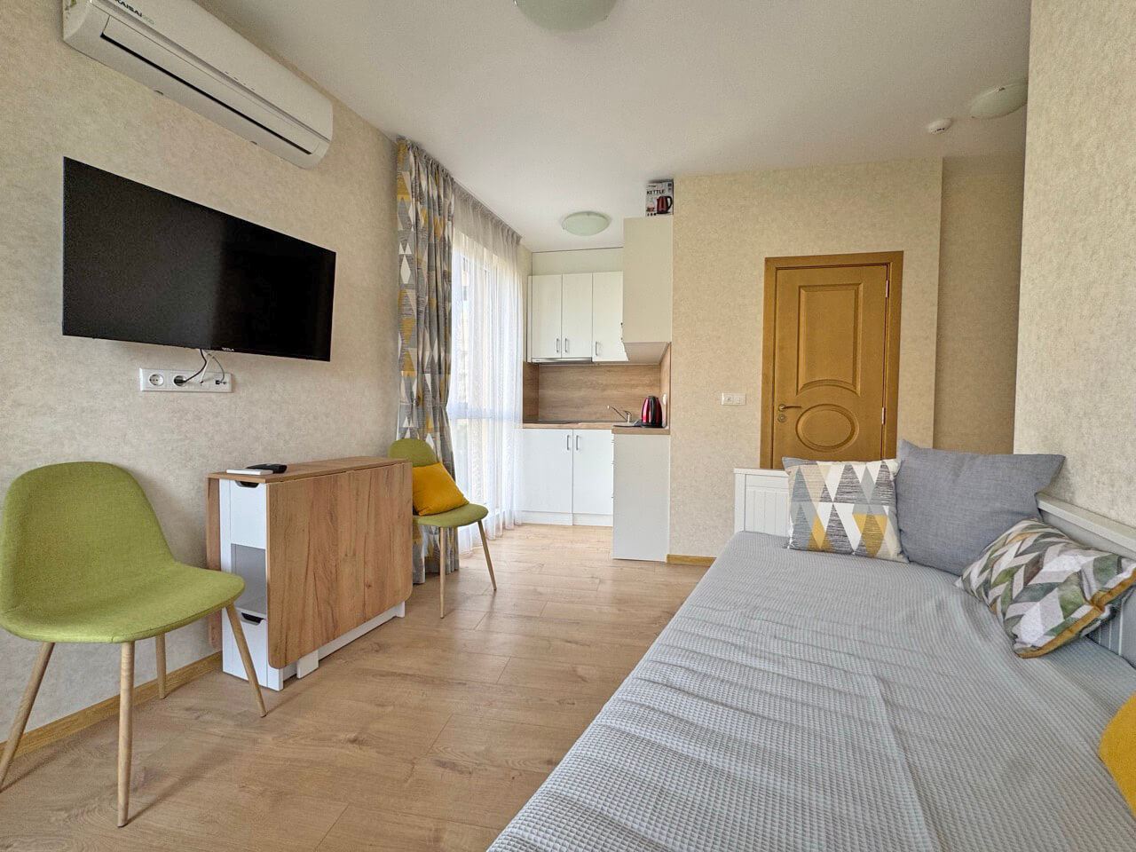 Jasne studio w luksusowym kompleksie – wspaniały komfort przy basenie