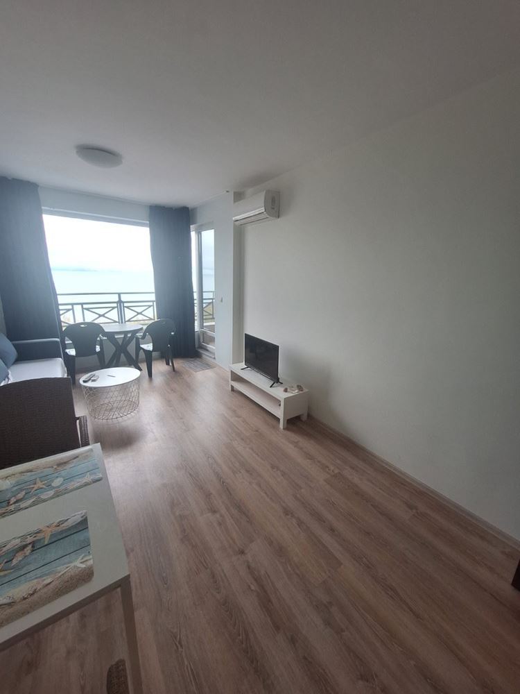Mieszkanie dwupokojowe w pierwszej linii brzegowej z panoramicznym widokiem na morze i przestronnym tarasem