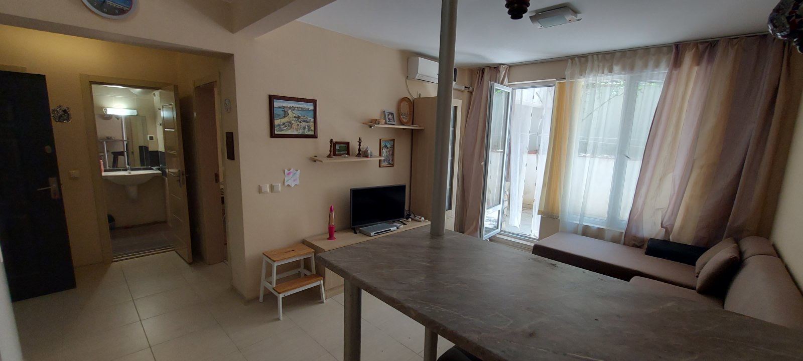 Przytulny apartament nad morzem z przestronnym tarasem i niską opłatą za utrzymanie między Słonecznym Brzegiem a Sveti Vlas
