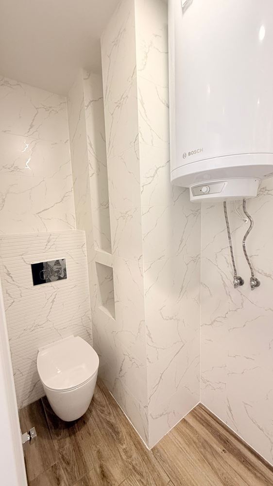 Luksusowy apartament z trzema sypialniami na pierwszej linii w Rawdzie – przestrzeń, prestiż i imponująca morska panorama