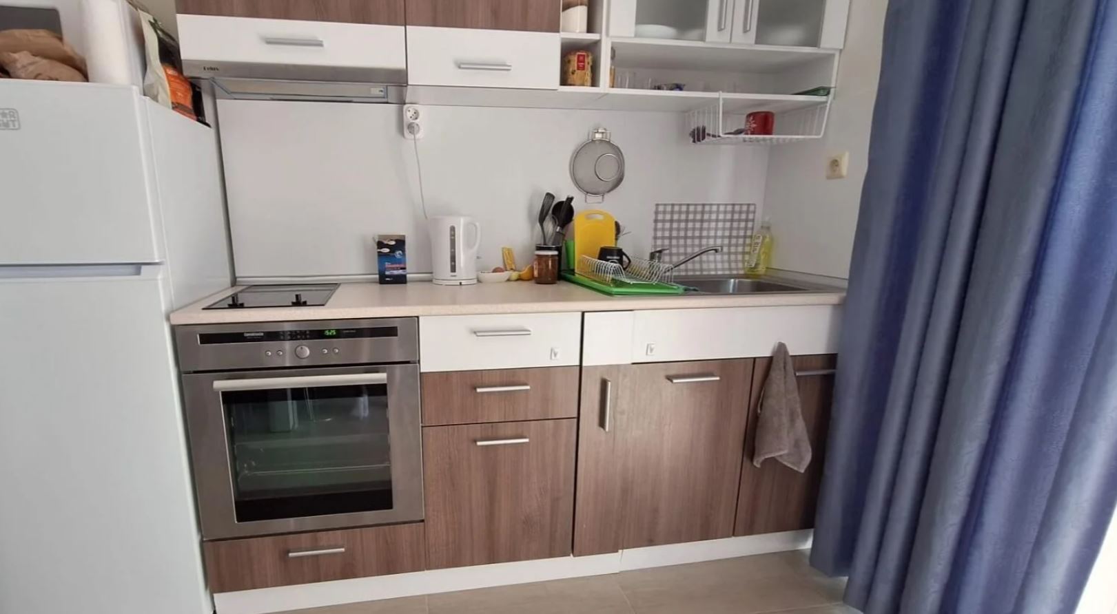 Apartament z jedną sypialnią na pierwszej linii brzegowej w Świętym Własie – przytulna nieruchomość z widokiem na basen i morze