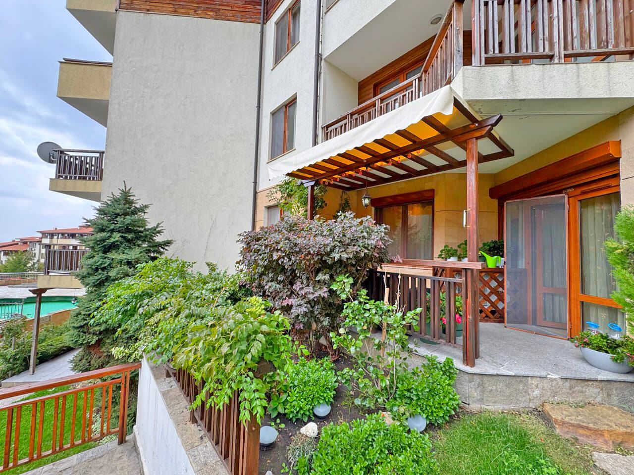 Elegancki apartament z jedną sypialnią na pierwszej linii brzegowej w Sweti Własie z bezpośrednim wyjściem do ogrodu i basenu