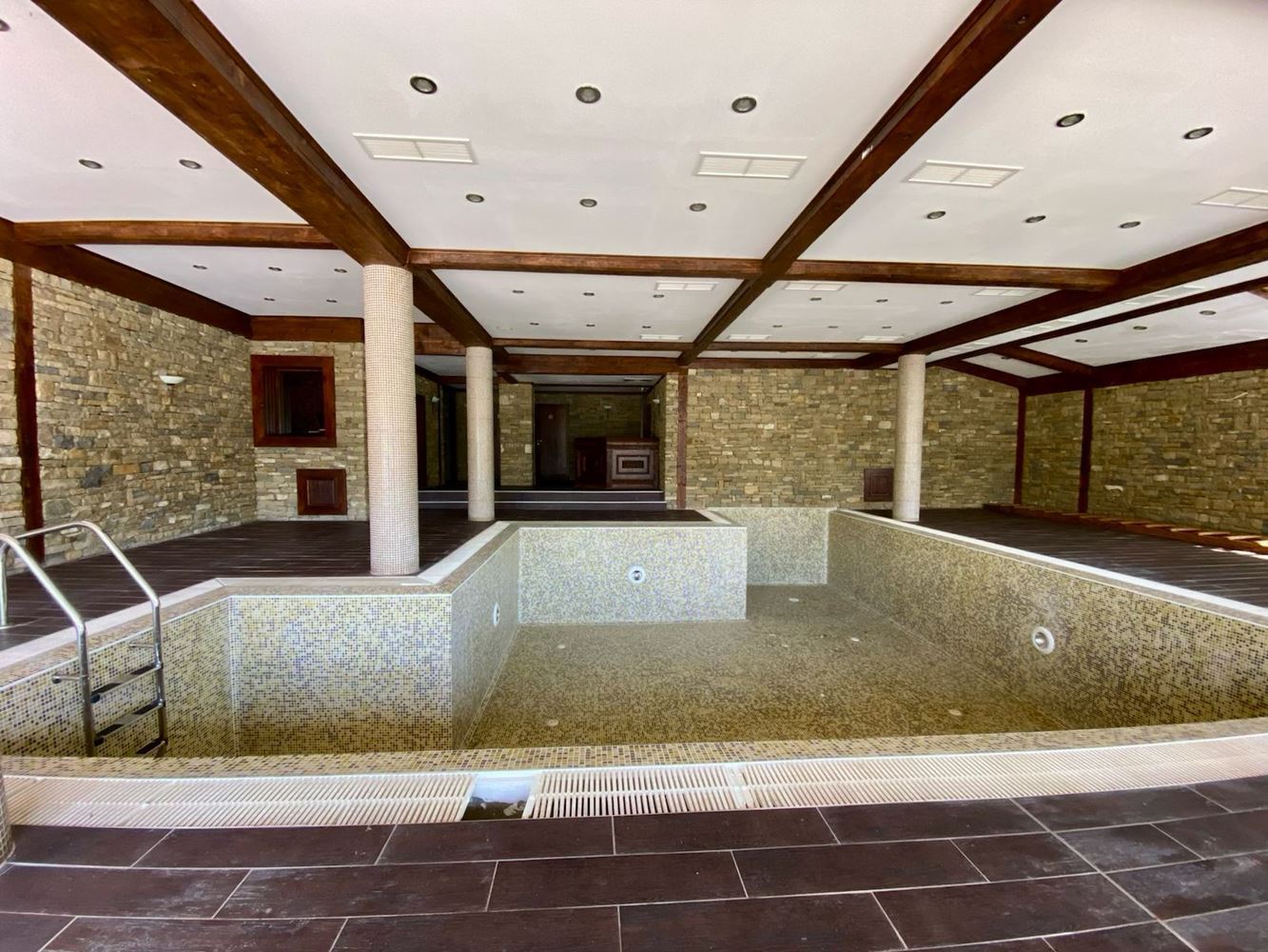 Przestronne w pełni umeblowane studio z widokiem na basen w Słonecznym Brzegu – komfort, spokój i doskonała inwestycja