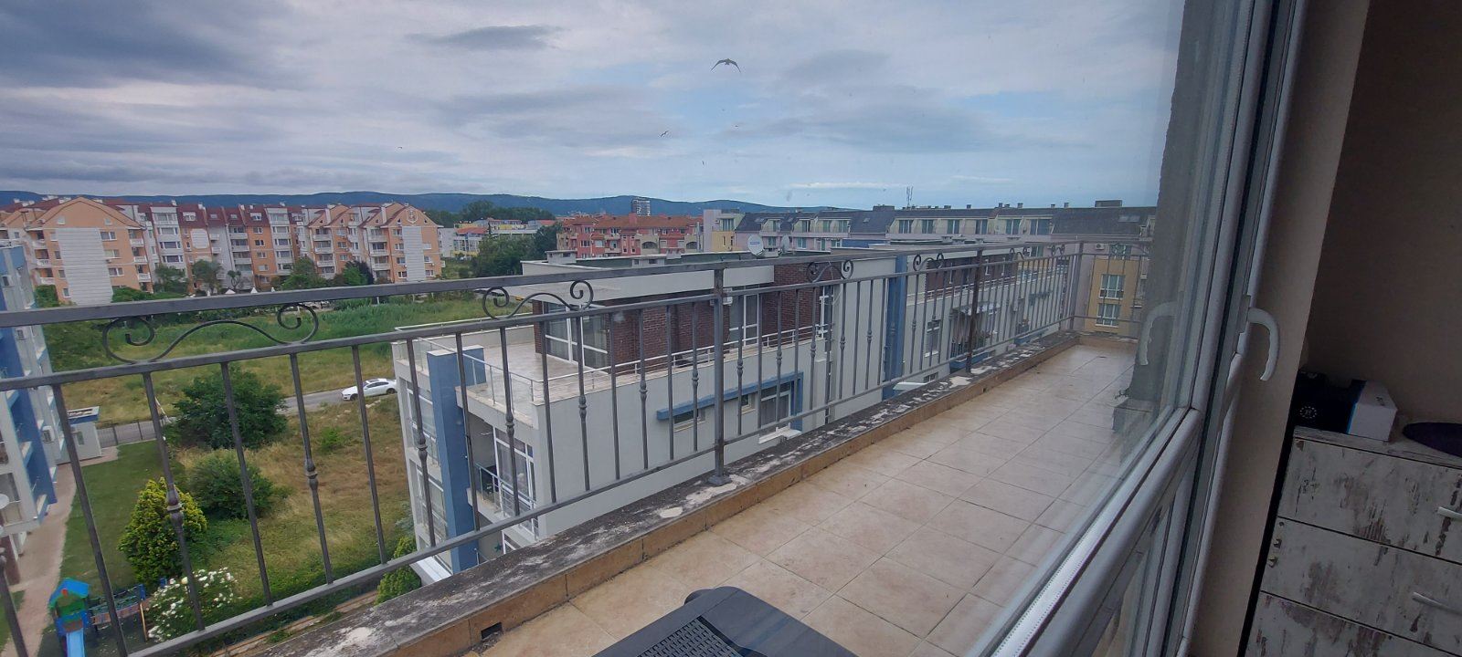 Przestronne mieszkanie z jedną sypialnią w Słonecznym Brzegu – komfort, zieleń i doskonałe udogodnienia w nowoczesnym kompleksie