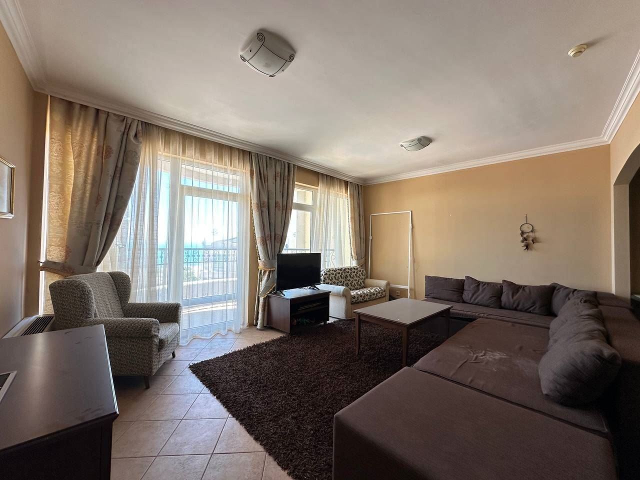 Przestronny apartament z widokiem na morze w pierwszej linii brzegowej w Pomorie – nieruchomość wakacyjna z atmosferą luksusowego kurortu