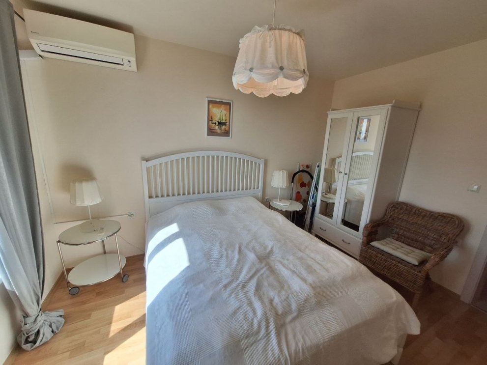 Umeblowany apartament z jedną sypialnią na pierwszej linii brzegowej z widokiem na morze w mieście Byala
