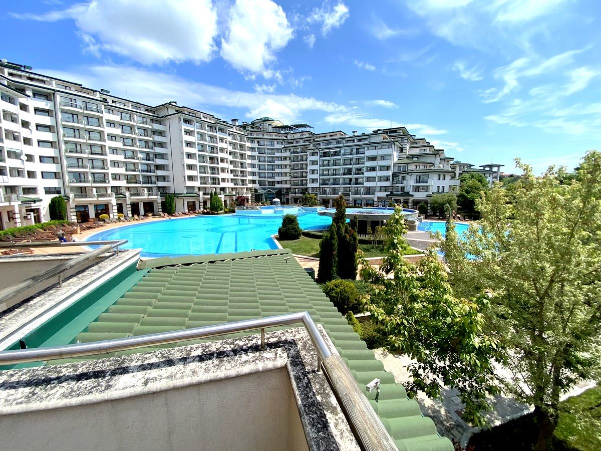 Mieszkanie dwupokojowe (z jedną sypialnią) w pierwszej linii morza w Ravda – luksus, natura i widok na basen