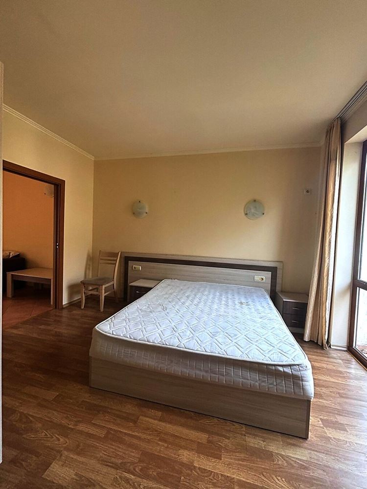 Jasny apartament z jedną sypialnią, dużym tarasem i widokiem na zieleń w Elenite