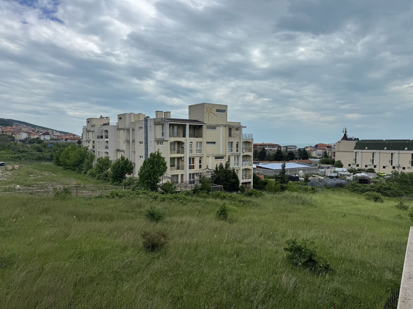 Kompaktowe studio z panoramicznym widokiem na góry w Sweti Włas – komfort, natura i doskonała infrastruktura