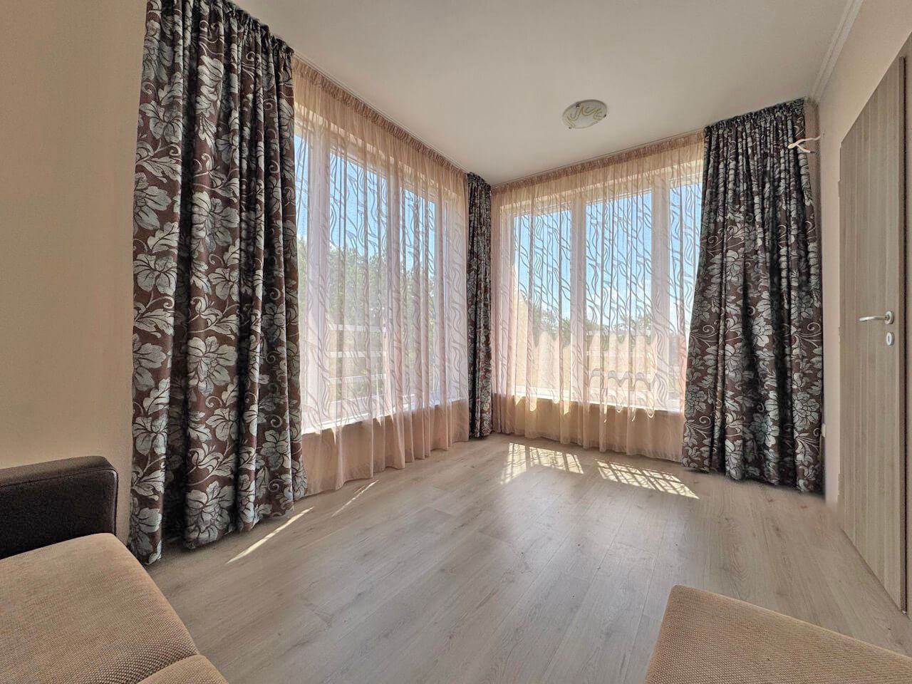 Apartament z dwiema sypialniami z widokiem na basen w nowoczesnym kompleksie w Słonecznym Brzegu