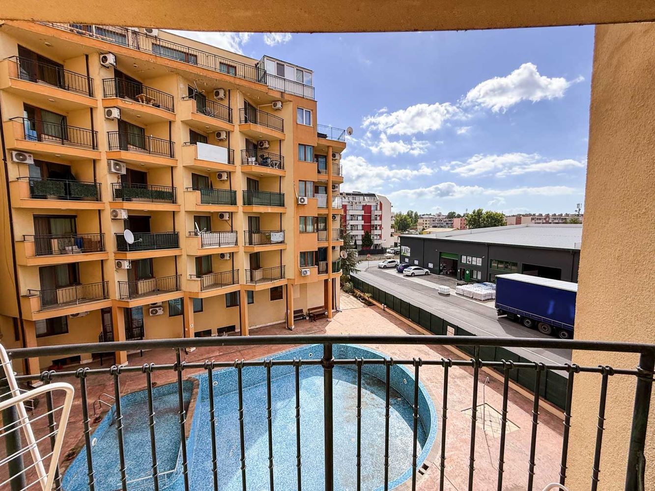 Słoneczny Brzeg: przytulny apartament z jedną sypialnią z niską opłatą za utrzymanie