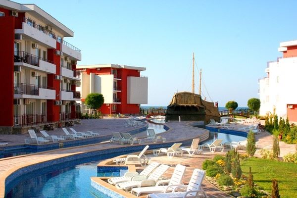 Apartament w pierwszej linii brzegowej w Elenite – generalny remont, prąd do użytku mieszkalnego i bezpośredni dostęp do plaży