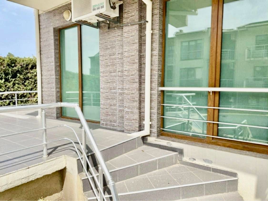 Apartament z dwiema sypialniami z widokiem na basen w Sveti Vlas – komfort, styl i doskonała lokalizacja