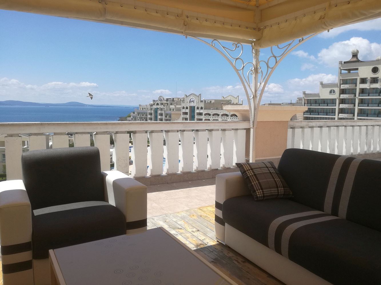 Luksusowy apartament dwupoziomowy z ogromnym tarasem panoramicznym i widokiem na morze w Pomorie