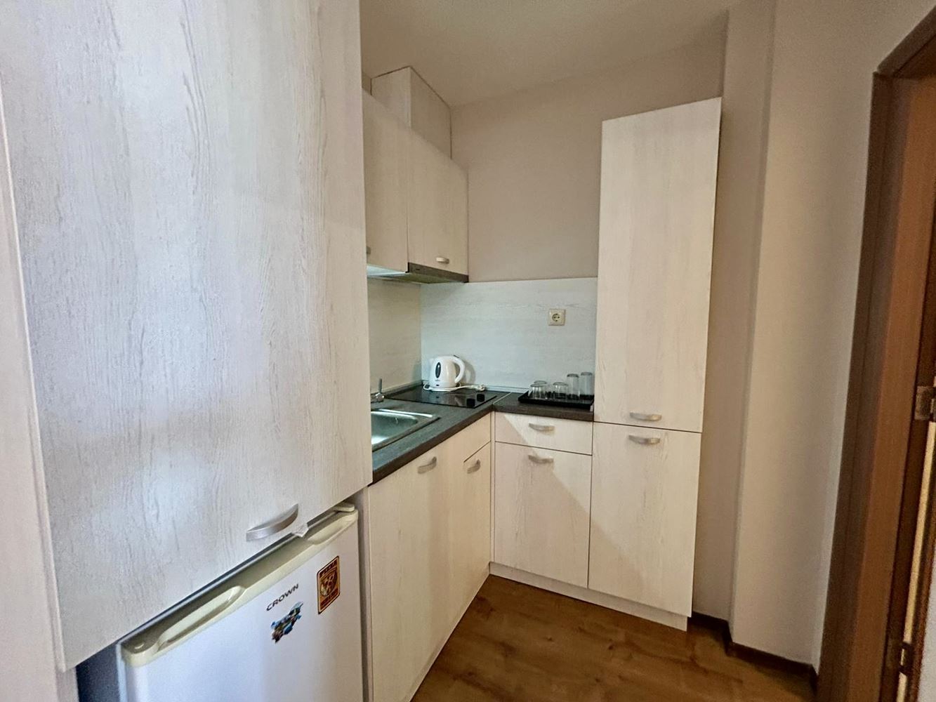 Jasne i przytulne studio z widokiem na piękną wewnętrzną część kompleksu – komfort i spokój w nowoczesnym kompleksie