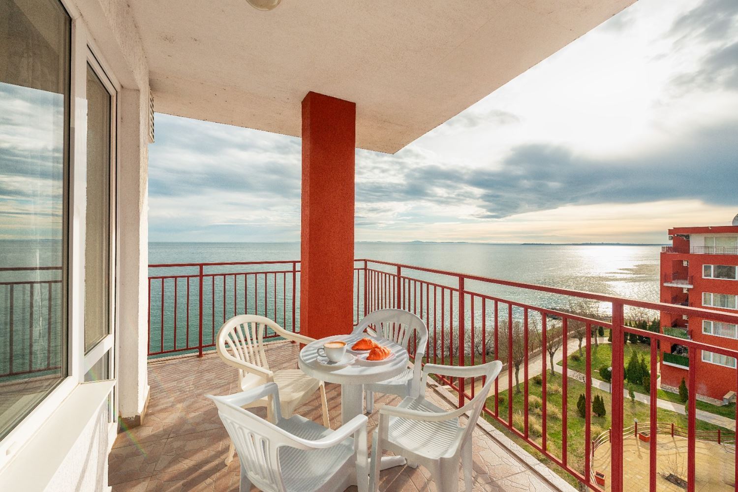 Stylowy apartament z dwiema sypialniami w pierwszej linii z bezpośrednim widokiem na morze w Świętym Własie – przestrzeń, luksus i pełne udogodnienia