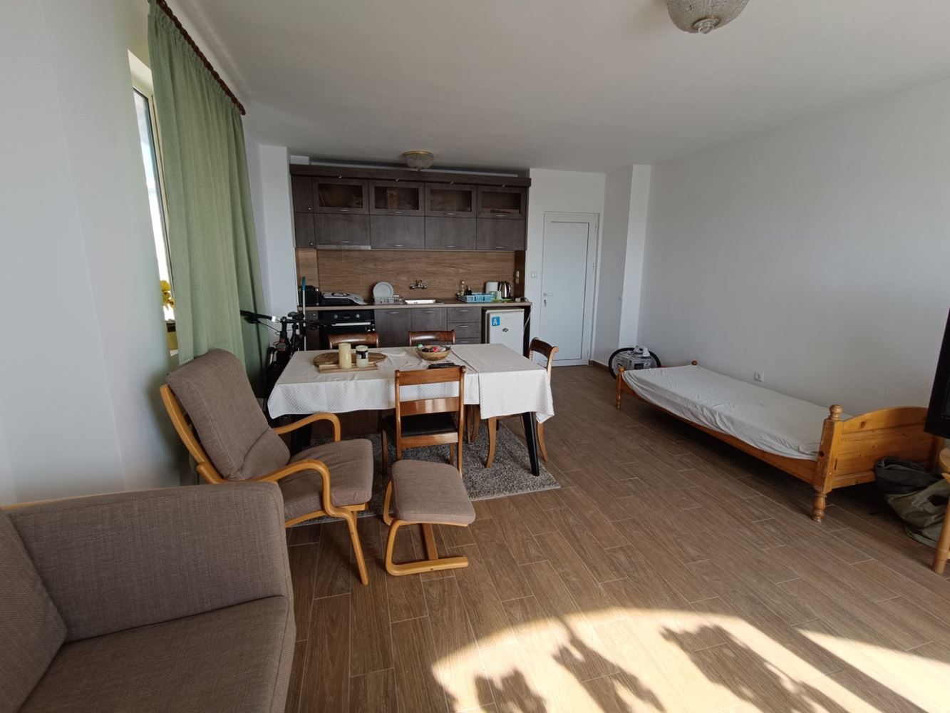 Apartament z dwiema sypialniami i widokiem na morze bez opłaty eksploatacyjnej w Swetim Własie