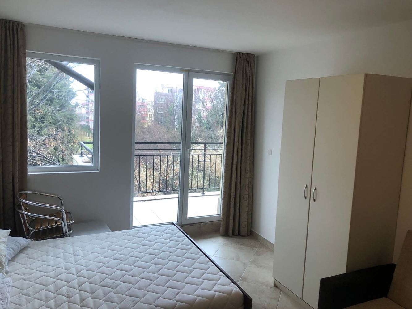 Meble studio w Ravadzie, zaledwie kilka kroków od południowej plaży – bez opłat eksploatacyjnych!