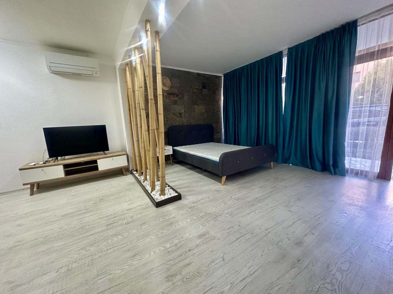 Przestronne studio na parterze z tarasem i możliwością przerobienia na mieszkanie z jedną sypialnią – tylko 300 m od morza