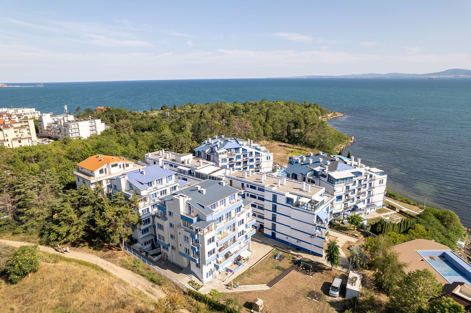 Apartament z jedną sypialnią na pierwszej linii brzegowej w Pomorie – panoramiczny widok na morze i basen