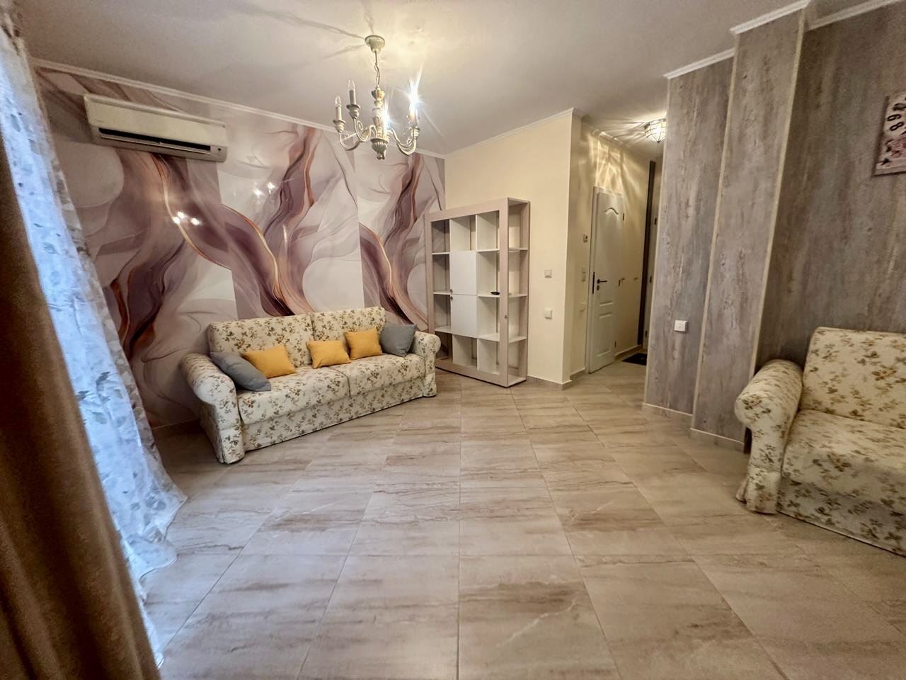Luksusowy maisonette z ogrodem w elitarnym kompleksie – komfort i relaks blisko morza